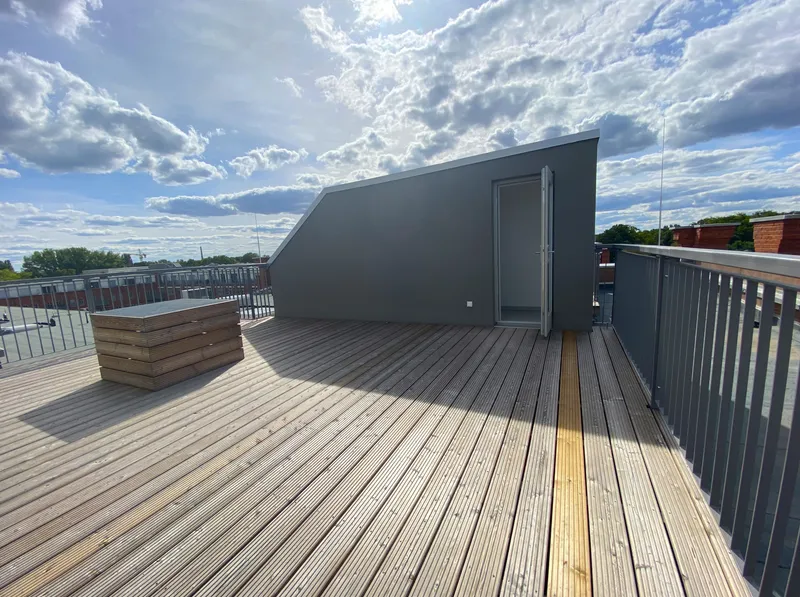 Attraktive 2-Zimmer-Dachgeschosswohnung mit Dachterrasse und Spreeblick — photo 1